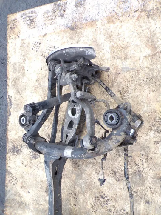 Traverse arrière Audi A4 B9 OEM - Ensemble complet image 4