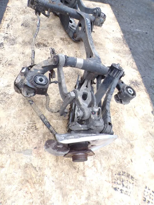 Traverse arrière Audi A4 B9 OEM - Ensemble complet image 5