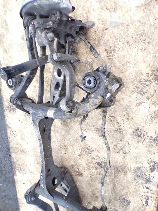 Traverse arrière Audi A4 B9 OEM - Ensemble complet image 7