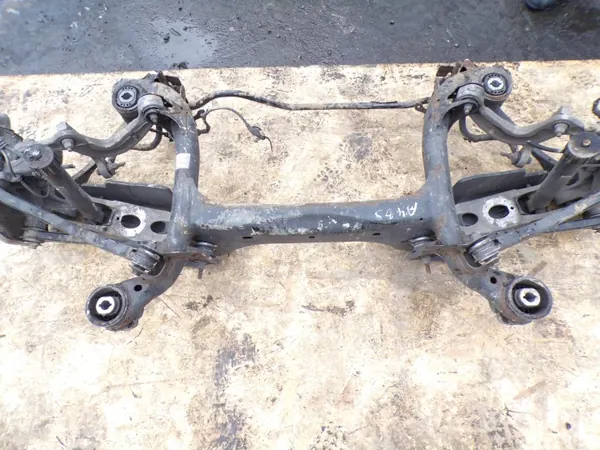 Traverse arrière Audi A4 B9 OEM - Ensemble complet image 9