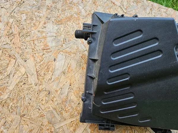 OPEL INSIGNIA A 2.8 Ilmansuodattimen Kotelo OEM 55560887 image 2