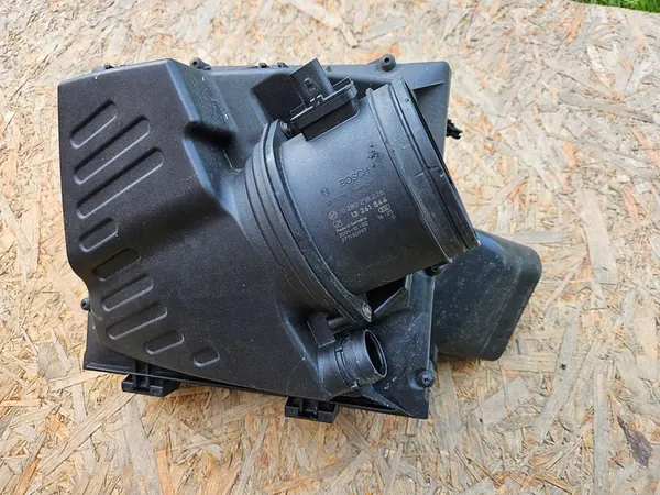 OPEL INSIGNIA A 2.8 Ilmansuodattimen Kotelo OEM 55560887 image 3