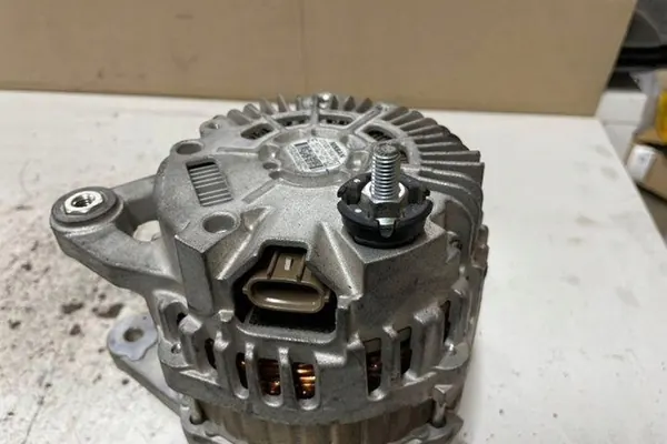 Vaihtovirtageneraattori NISSAN JUKE 1.6L 2011 OEM 231001KA1M image 4