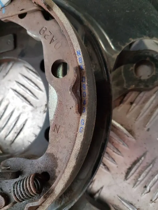 Zapatas de freno de mano Nissan OEM NBKD9043GC - Usado image 5