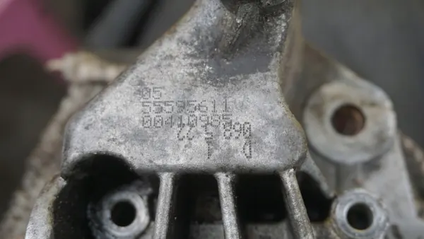 Bomba de aceite OEM 25194353 para Opel Corsa E 1.4 T image 5