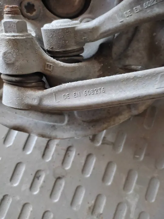BMW M2 F87 etujarrulevyn suojus OEM 2284743 image 10