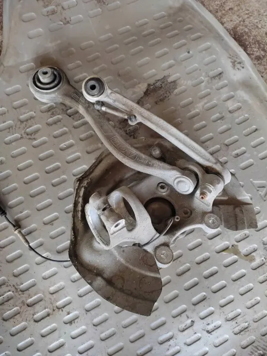 BMW M2 F87 etujarrulevyn suojus OEM 2284743 image 9