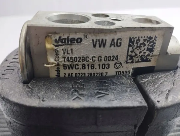 OEM 5WC816103 A/C-lämmitysjäähdytin VW Golf VIII:lle image 6