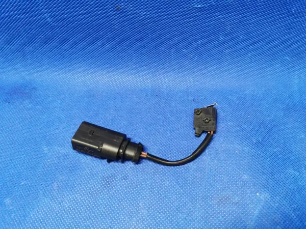 Micro-interrupteur OEM 8D0973822 pour verrou capot Audi image 2