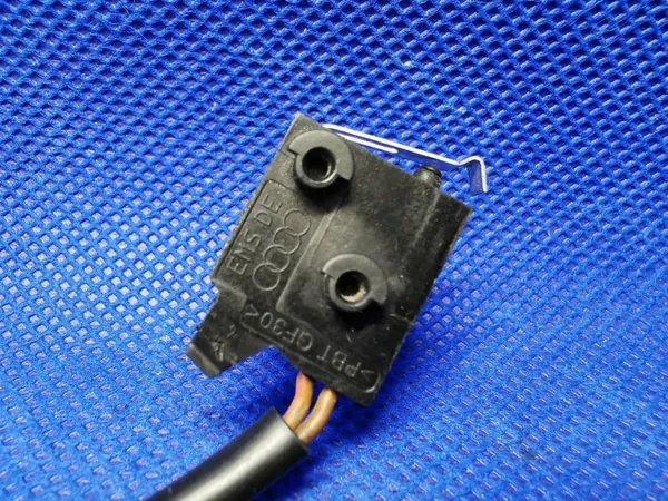 Micro-interrupteur OEM 8D0973822 pour verrou capot Audi image 10