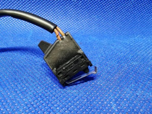 Micro-interrupteur OEM 8D0973822 pour verrou capot Audi image 9