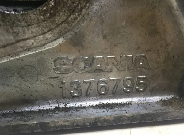 Scania Oljefilterfäste OEM 1376795 - Begagnad image 4