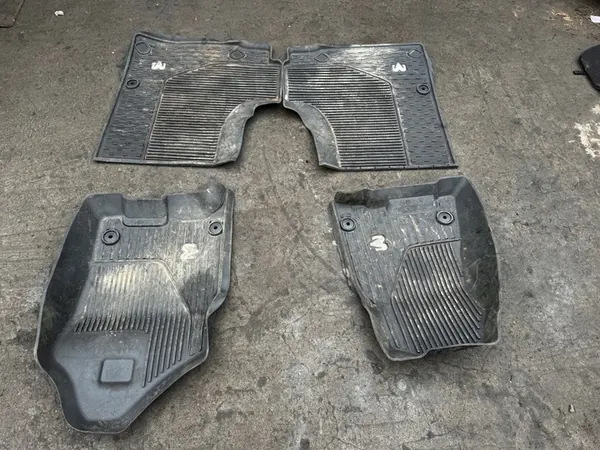 Kumimatot Dodge RAM V Crew Cab 19- image 2