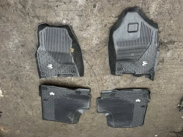 Kumimatot Dodge RAM V Crew Cab 19- image 3