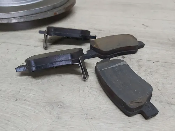 T27 TARCZE KLOCKI TYŁ Bromsskivor & Belägg Bak image 3