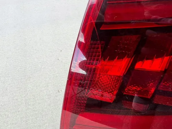 KIA SORENTO III 2018-2021 Luz Trasera Derecha - Dañada image 4