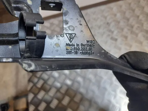 Porsche Panamera (970) Oikean etulokasuojan kiinnike image 2