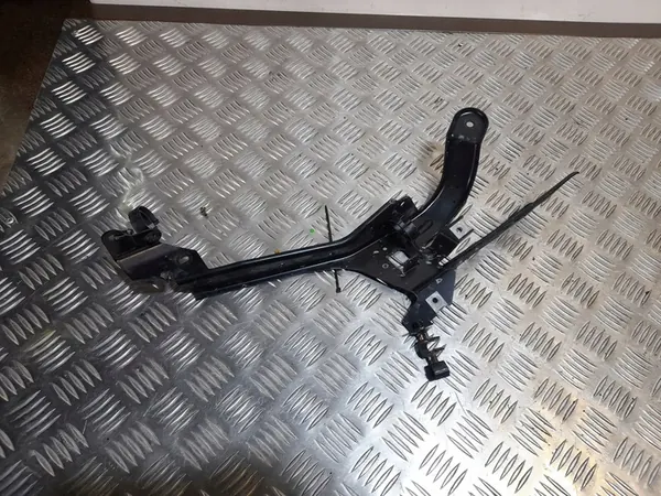 Porsche Panamera (970) Oikean etulokasuojan kiinnike image 3