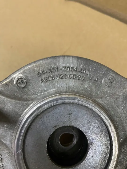 Mercedes Stötdämparfäste OEM A2053230020 - Begagnad image 3