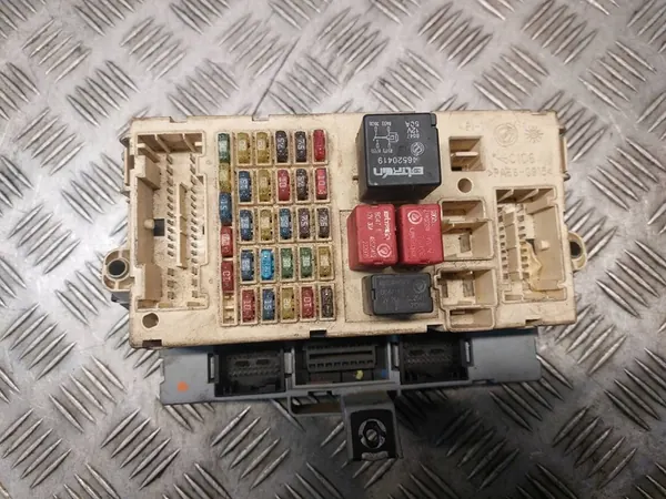 Zekering relaisbox Alfa Romeo 147 I 46746376 46558758 image 3