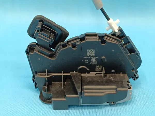 Bakre högra dörrlås SKODA KAROQ LIFT 2023 R OEM 5TA839016Q image 2