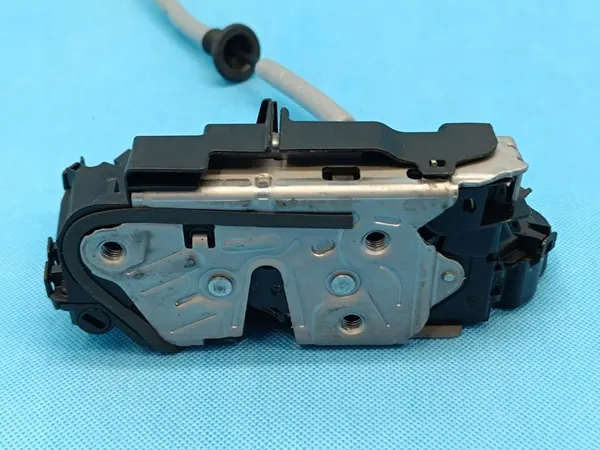 Bakre högra dörrlås SKODA KAROQ LIFT 2023 R OEM 5TA839016Q image 3