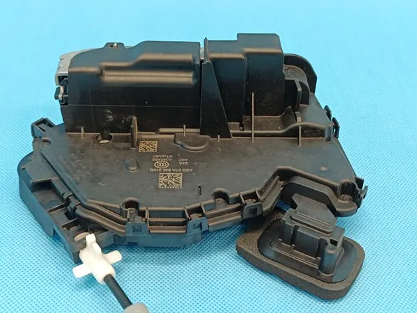 Bakre högra dörrlås SKODA KAROQ LIFT 2023 R OEM 5TA839016Q image 5