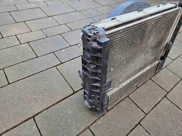 Conjunto de radiadores BMW X1 E84 2.0D con ventilador image 2