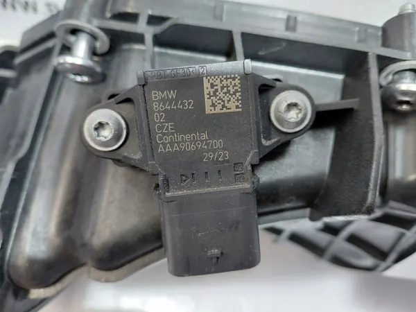 BMW S68 Insugningsgrenrör OEM 5B3F933 - Begagnad image 6