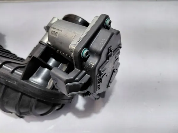 BMW S68 Insugningsgrenrör OEM 5B3F933 - Begagnad image 8