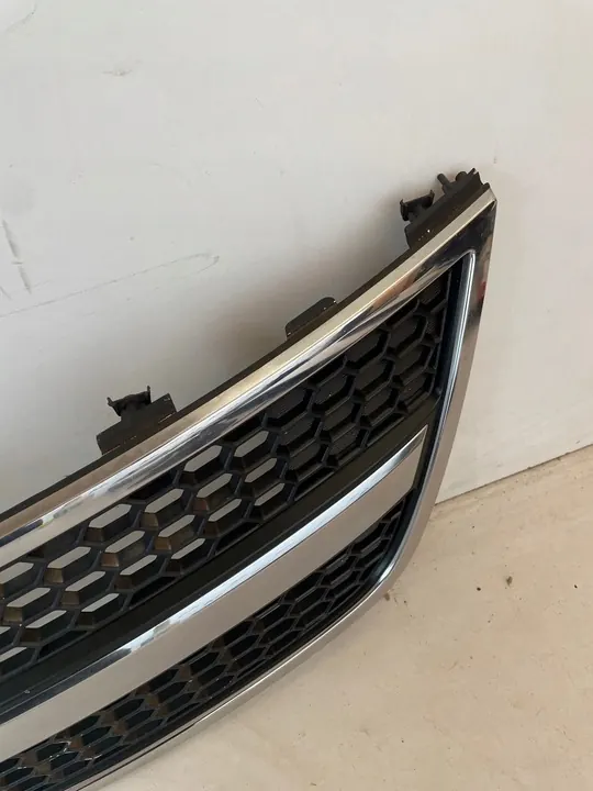 Hyundai H1 II Bumper Grill 07- OEM 86560-4H000 image 5