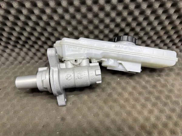 Réservoir Pompe Frein OEM 0204842316 Tesla Model 3 image 3
