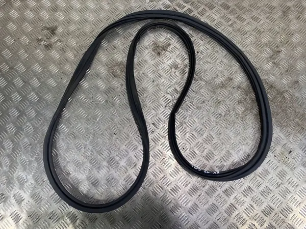 Junta de porta-malas Subaru XV OEM FBZ18083 - Usado image 2