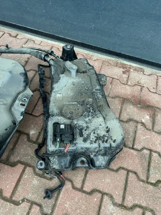 AdBlue-säiliö OEM 5WA131877A VW Golf VIII 2.0TDI:lle image 2