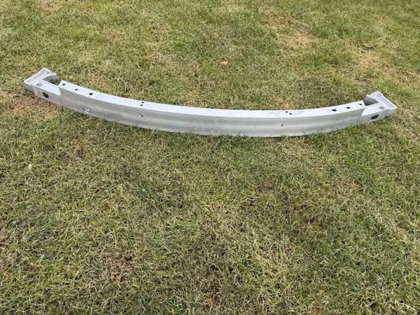 Viga delantera Tesla Model Y OEM 1487601-00-E Usado image 2