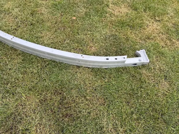 Viga delantera Tesla Model Y OEM 1487601-00-E Usado image 3