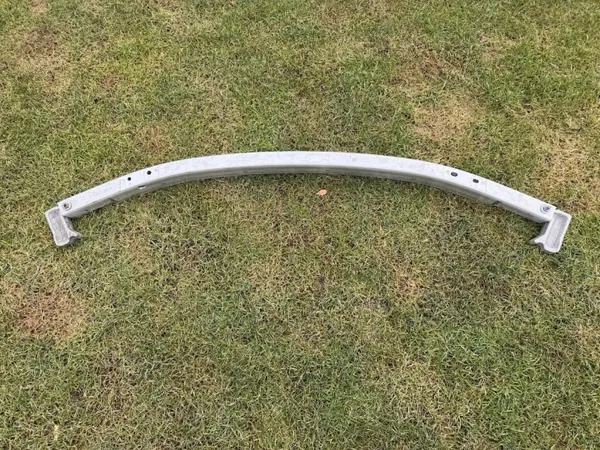Viga delantera Tesla Model Y OEM 1487601-00-E Usado image 4