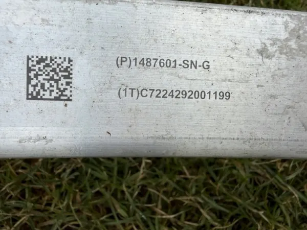Viga delantera Tesla Model Y OEM 1487601-00-E Usado image 5