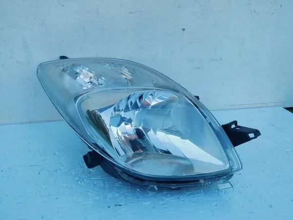 Lámpara delantera Toyota Yaris 2007 811300D120 image 2