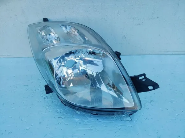 Lámpara delantera Toyota Yaris 2007 811300D120 image 3