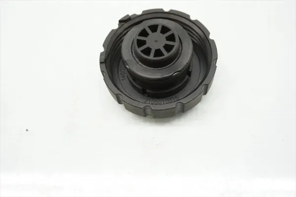Audi A6 Laajennusastian korkki OEM 2105010615 image 3