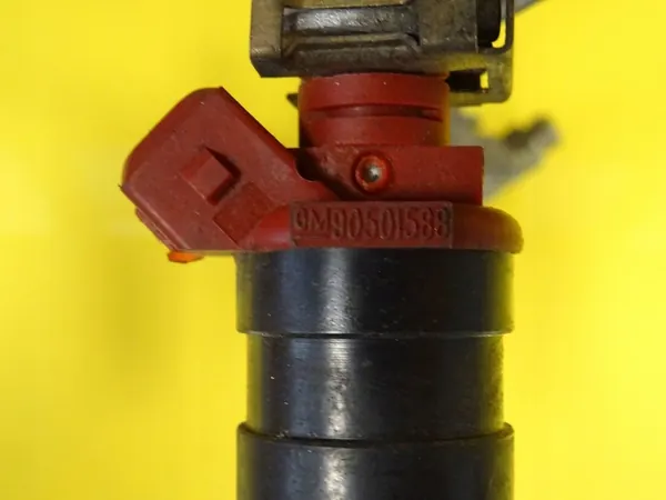 Brandstofrail Opel Astra II G 2.0B 90501588 image 3