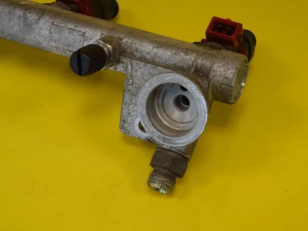 Brandstofrail Opel Astra II G 2.0B 90501588 image 7