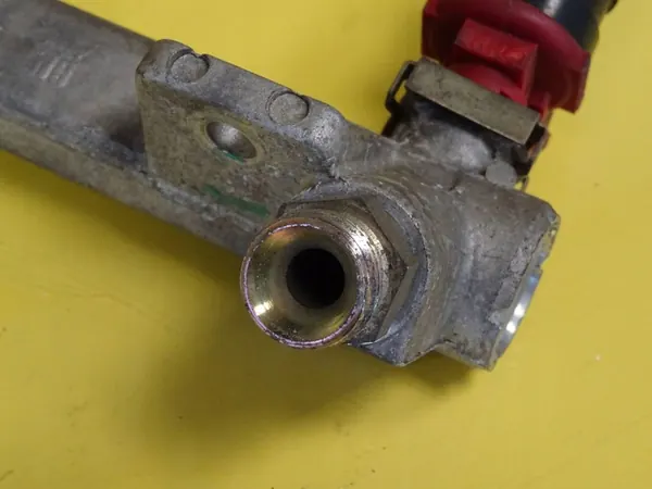 Brandstofrail Opel Astra II G 2.0B 90501588 image 8