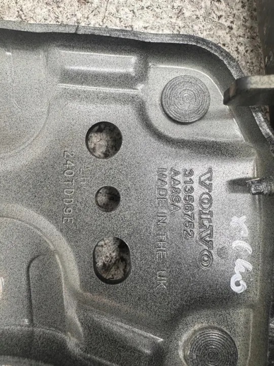 Dobradiça do Capô Esquerda OEM 31356752 Volvo XC40 2017-2024 image 4