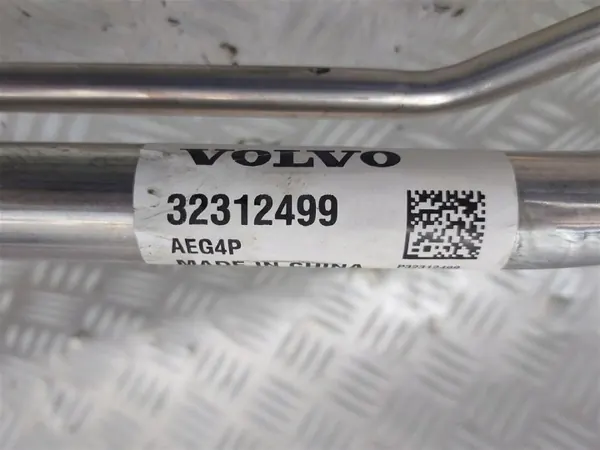 Pescoço de enchimento Volvo OEM 32312499 - Usado image 3