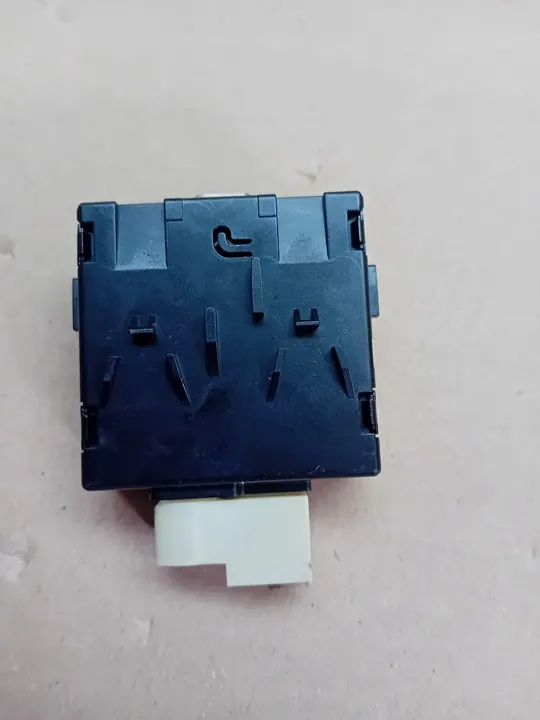 USB-aansluitmodule armsteun Mercedes OE image 2