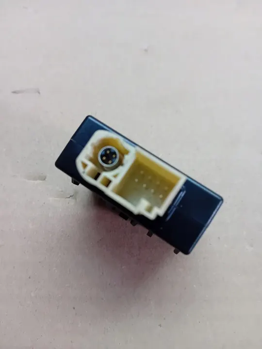 USB-aansluitmodule armsteun Mercedes OE image 3