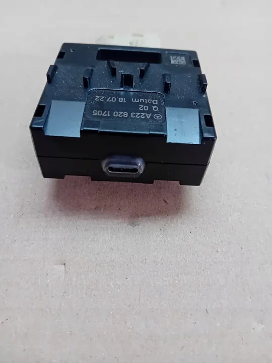 USB-aansluitmodule armsteun Mercedes OE image 4