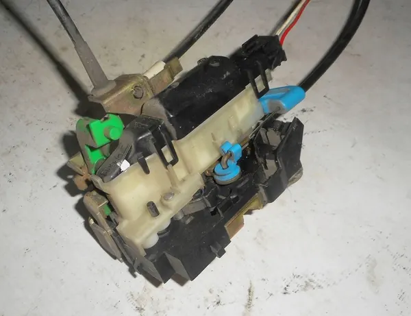 Renault Kangoo I 03 Oikea Takaluukun Lukko Liukuovi OEM 7700308812 image 2